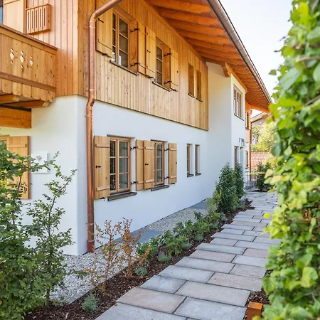 Graf Chiemo - Direkt Am Chiemsee Mit Separatem Seezugang Apartamento *